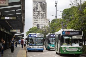Colectivos circulan por una avenida del Área Metropolitana de Buenos Aires