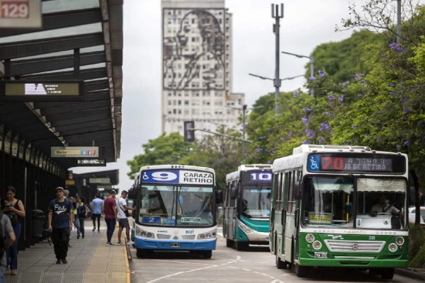 Colectivos circulan por una avenida del Área Metropolitana de Buenos Aires