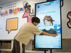 Estudiante utiliza una pantalla interactiva en un laboratorio digital de escuelas porteñas